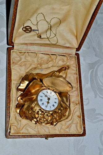 Goldfarbene metallrose mit - goldfarbene,